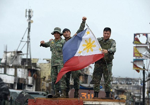 Các binh sĩ giương cờ Philippines sau khi thành phố Marawi được giải phóng. Ảnh: FNA.