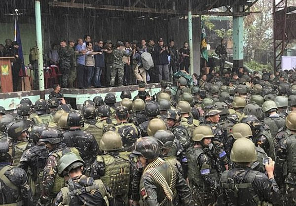 Trong khi đó, theo New York Times, khoảng 30 tay súng khủng bố vẫn cố thủ trong thành phố Marawi. Ít nhất 30 dân thường bị bọn chúng bắt làm con tin. Ảnh: FNA.