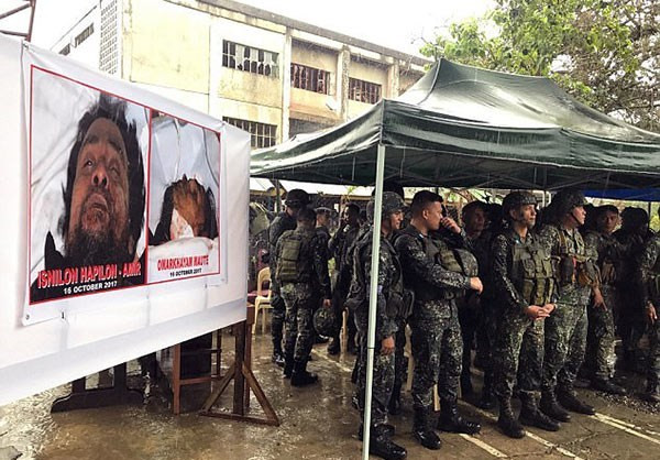 Bộ trưởng Quốc phòng Philippines Delfin Lorenzana cho hay, quân đội nước này đang truy lùng phần tử khủng bố người Malaysia tên là Mahmud bin Ahmad. Ảnh: FNA.