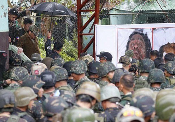 Chuyến thăm Marawi của Tổng thống Duterte diễn ra một ngày sau khi giới chức Philippines tuyên bố lực lượng chính phủ đã giết chết thủ lĩnh của nhóm khủng bố Maute trong một vụ đấu súng. Ảnh: FNA.