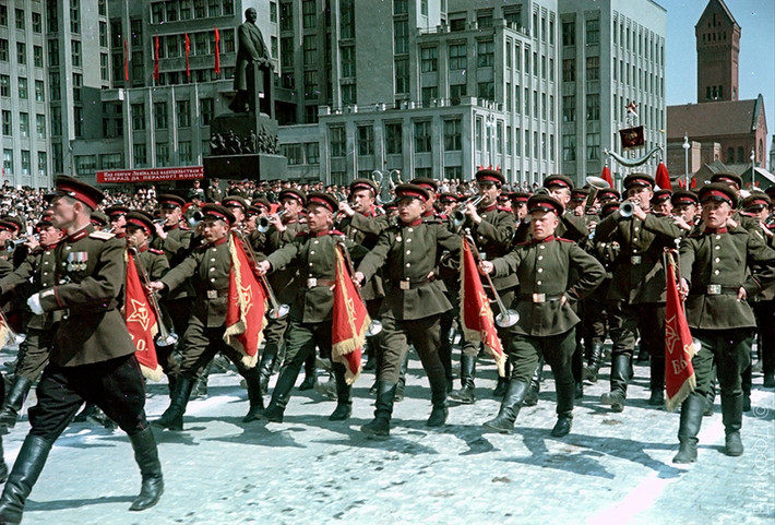 Ban nhạc quân đội tham gia diễu hành ở Minsk năm 1952. Ảnh: ER.