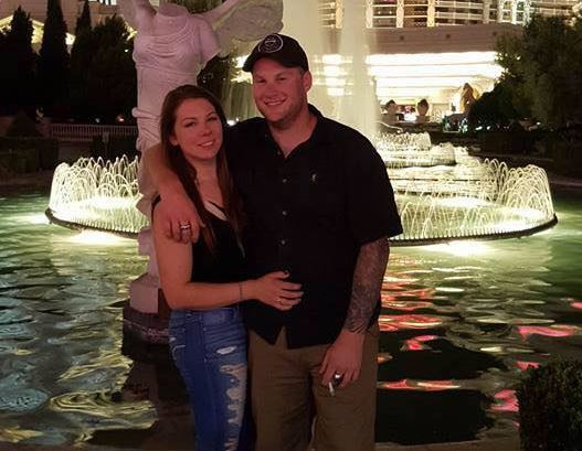 Jordan Mclldoon (phải) nằm trong số hàng chục người thiệt mạng trong vụ xả súng ở Las Vegas. Được biết, Jordan, 23 tuổi, đến từ Maple Rideg, British Columbia (Canada). Ảnh: Facebook.