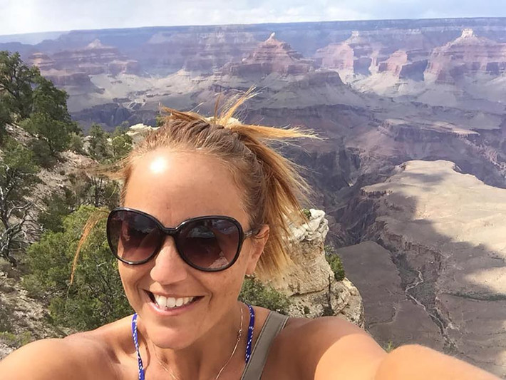 Sandy Casey, 35 tuổi, là một giáo viên tại Redondo Beach, bang California. Ảnh: Facebook.