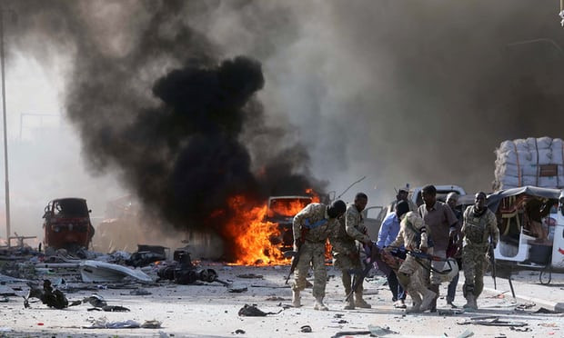 Lực lượng Vũ trang Somalia đưa một đồng đội bị thương đi cấp cứu. Ảnh: Reuters.