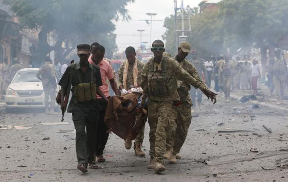 Binh sĩ Somalia đưa một nạn nhân bị thương ra khỏi hiện trường vụ đánh bom ở thủ đô Mogadishu. Ảnh: Reuters.