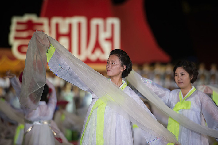 Rất đông thành phần, bao gồm binh sĩ, người lao động, thanh niên và sinh viên tham gia vào cuộc diễu hành ở thủ đô Bình Nhưỡng ngày 8/10. Ảnh: RT.