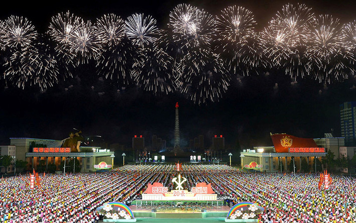 Rất đông người dân Triều Tiên tham gia buổi lễ kỷ niệm 20 năm ngày cố lãnh đạo Kim Jong-il lên nắm quyền. Ảnh: RT.