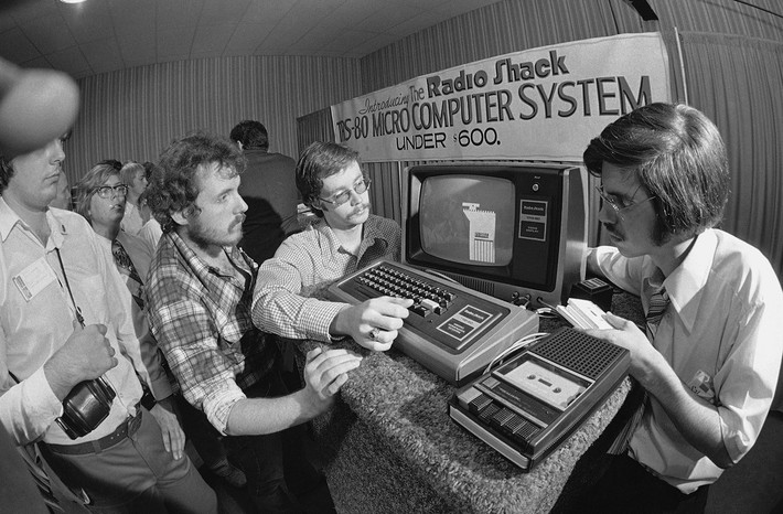 Máy tính TRS-80 của Radio Shack được giới thiệu tại buổi triển lãm máy tính Boston ngày 25/8/1977. Ảnh: The Atlantic.