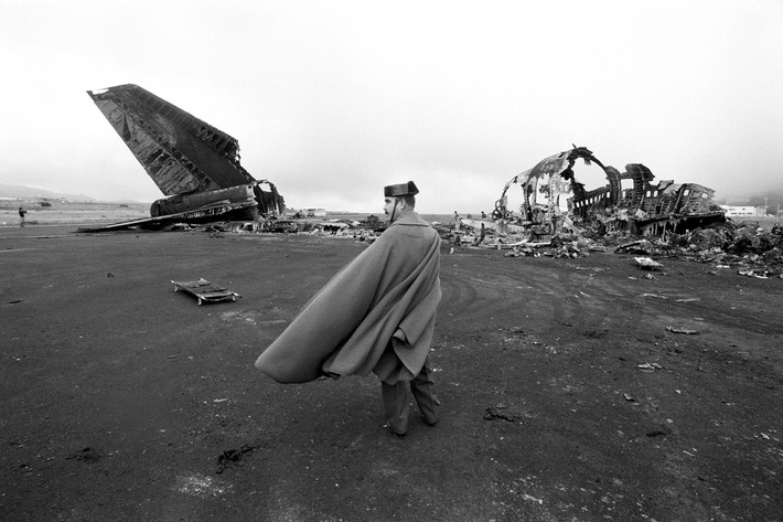Năm 1977, hai chiếc máy bay chở khách Boeing 747 đã đâm vào nhau trên đường băng của sân bay Tenerife Los Rodeos, khiến 583 người thiệt mạng. Đây là một trong những thảm họa tồi tệ nhất trong lịch sử hàng không. Ảnh: The Atlantic.
