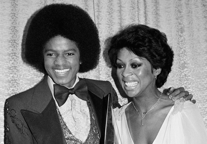 “Ông hoàng nhạc Pop” Michael Jackson của nhóm nhạc Jackson Five chụp ảnh cùng ca sĩ Lola Falana tại lễ trao giải âm nhạc ở Santa Monica, California, Mỹ, năm 1977. Ảnh: The Atlantic.