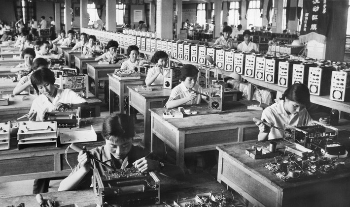 Bên trong một nhà máy sản xuất các thiết bị dò và chẩn đoán ở Sán Đầu, Trung Quốc, năm 1977. Ảnh: The Atlantic.