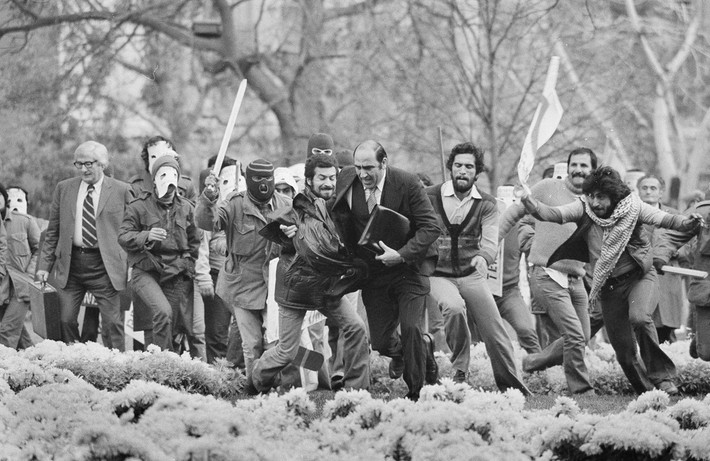 Nhóm người biểu tình phản đối chuyến thăm của Vua Iran ở thủ đô Washington (Mỹ) đuổi bắt một người đàn ông ngày 15/11/1977. Người đàn ông này được cho là có những lời nói ủng hộ Vua Iran. Ảnh: The Atlantic.