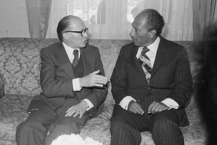Thủ tướng Israel Menachem Begin (trái) trao đổi với Tổng thống Ai Cập Anwar Sadat về các cuộc đàm phán nhằm tiến tới sự ổn định của Hòa bình Trung Đông, tại Ismailia, Ai Cập, năm 1977. Ảnh: The Atlantic.