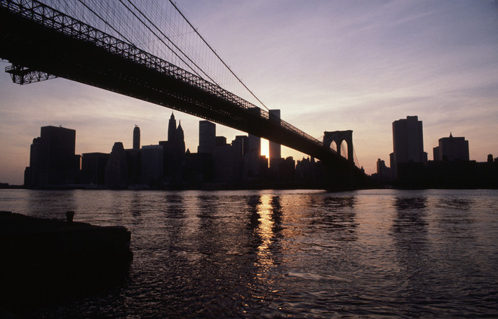 Quang cảnh thành phố New York (Mỹ) và cây cầu Brooklyn vào lúc mặt trời lặn trong cuộc "khủng hoảng điện" ngày 13-14/7/1977. Khi đó, thành phố New York bị mất điện trong suốt khoảng 25 giờ. Ảnh: The Atlantic.