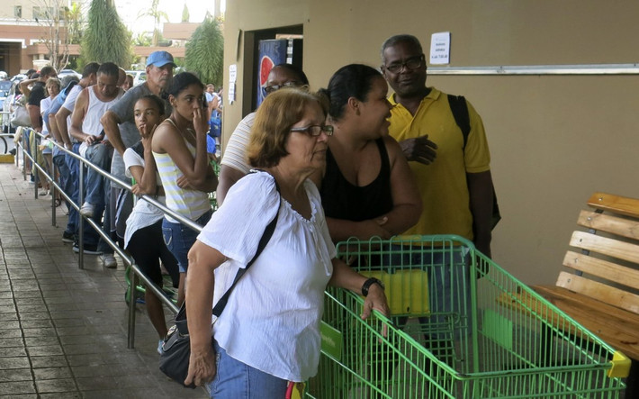 Thêm một bức ảnh cho thấy cuộc khủng hoảng nhân đạo ở Puerto Rico đang diễn ra sau bão. Rất đông người xếp hàng bên ngoài một cửa hàng tạp hóa để mua thực phẩm. Được biết, nhiều cửa hàng, nhà hàng vẫn đóng cửa vài ngày sau khi bão đi qua. Ảnh: BI.