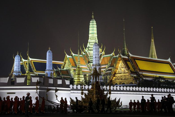 Các quan chức quân đội Thái Lan mặc trang phục truyền thống kéo xe chở linh cữu cố Quốc vương Bhumibol. Ảnh: Reuters.