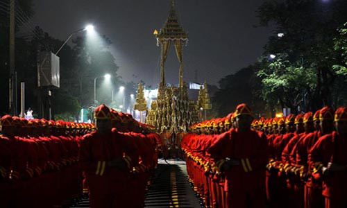 Đoàn rước thi hài của cố Nhà vua Bhumibol đi qua một con phố ở thủ đô Bangkok. Ảnh: Reuters.