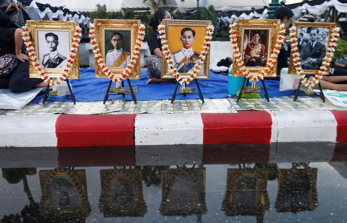 Những bức ảnh về cố Quốc vương Bhumibol ngập tràn trên đường phố thủ đô Bangkok. Ảnh: Reuters.