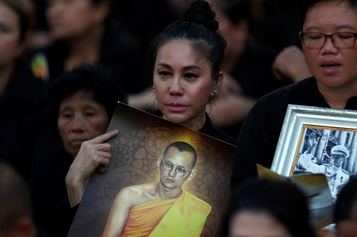 Lễ hỏa táng cố Quốc vương Thái Lan Bhumibol Adulayjdet chính thức diễn ra vào ngày 26/10 trong bầu không khí trang nghiêm và trầm mặc. Linh cữu Vua Bhumibol sẽ được đưa từ cung điện đến Đài hóa thân Hoàng gia tại quảng trường Sanam Luang để hỏa táng. Ảnh: Reuters.