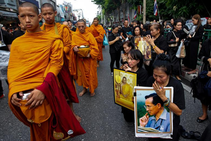 Dự kiến, việc hỏa táng sẽ diễn ra vào lúc 22h. Ảnh: Reuters.