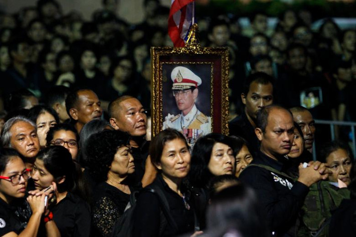 Người dân Thái Lan xếp hàng chờ dự lễ hỏa táng cố vương Bhumibol tại Đài hóa thân Hoàng gia. Ảnh: Reuters.
