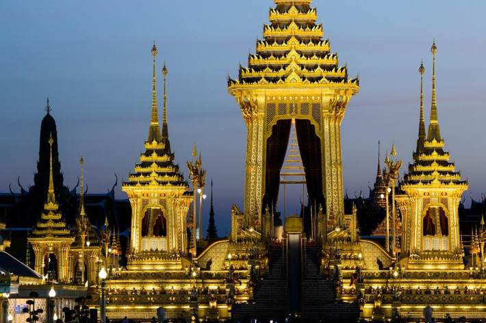 Đài hóa thân Hoàng gia, nơi diễn ra lễ hỏa táng Vua Rama IX, lung linh như cung điện. Ảnh: Reuters.