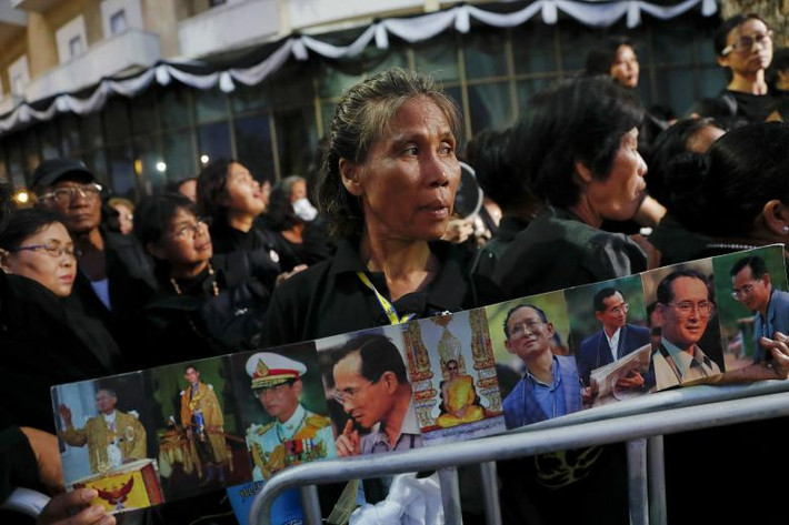 Người dân chờ kiểm tra an ninh để được tham dự lễ hỏa táng cố Nhà vua Bhumibol ở Bangkok. Ảnh: Reuters.