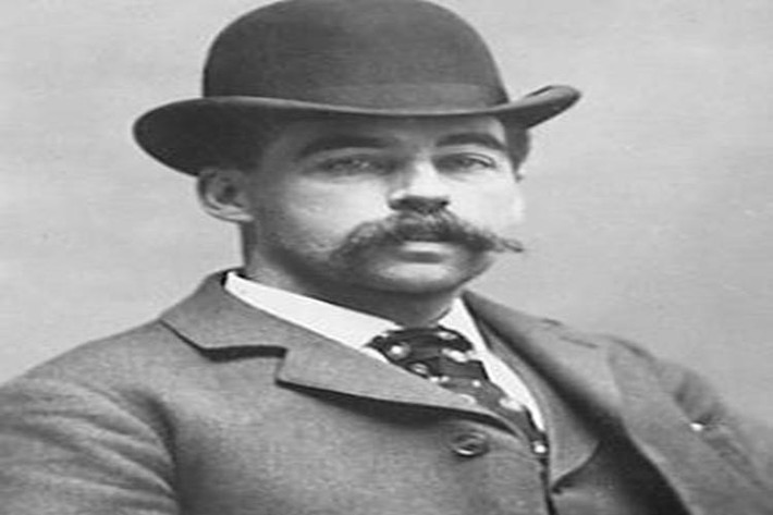 H. H. Holmes đôi khi được biết đến với biệt danh “kẻ giết người hàng loạt đầu tiên ở nước Mỹ”. Với kiến thức chuyên môn y khoa sẵn có, Holmes dễ dàng giết và “phi tang” xác nạn nhân. Số người chết dưới tay của kẻ sát nhân máu lạnh này có thể lên tới 200 người. Năm 1896, Holmes bị xử tử bằng hình thức treo cổ vì những tội ác mà y gây ra. Ảnh: ATI.