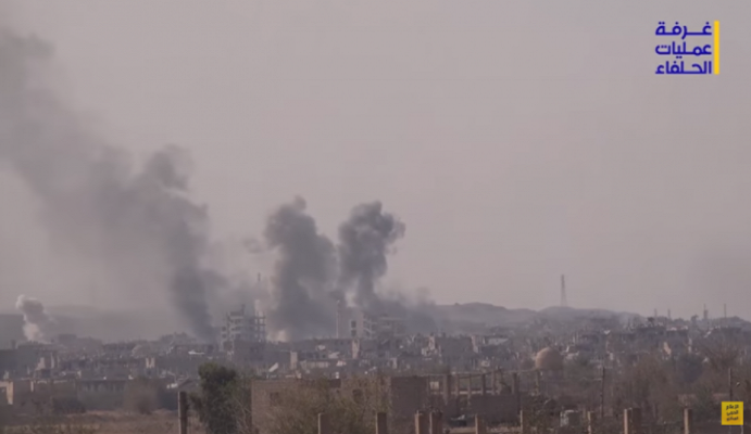 Khói bốc lên trong các cuộc giao tranh tại Deir Ezzor. Ảnh: AMN.
