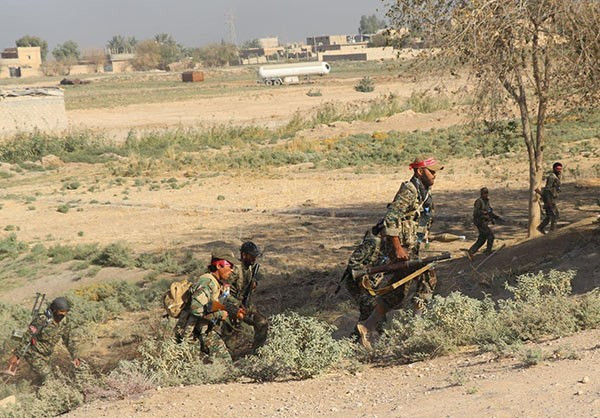 Cụ thể, quân đội Syria do lực lượng Mãnh Hổ chỉ huy đã tấn công và chọc thủng tuyến phòng thủ của tổ chức khủng bố IS tại các quận Ummal và al-Arfi. Ảnh: FNA.