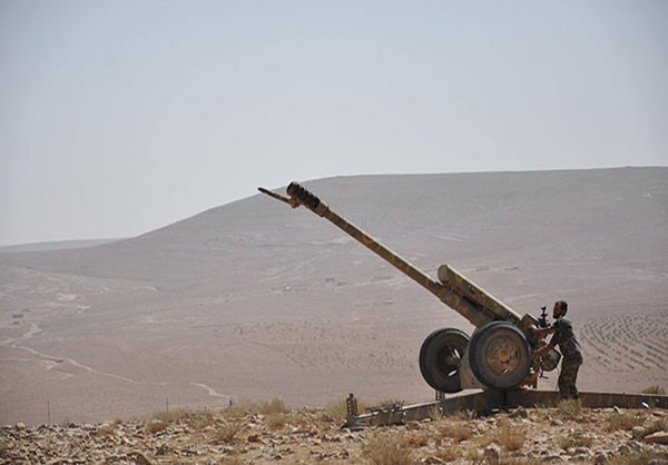 “Lực lượng chính phủ Damascus đã tấn công dữ dội tổ chức khủng bố IS ở Đông Homs hồi tuần trước và giành lại quyền kiểm soát hai ngôi làng Tal Shahab, al-Laj ở phía đông Job al-Jarah”, nguồn tin cho hay. Ảnh: FNA.