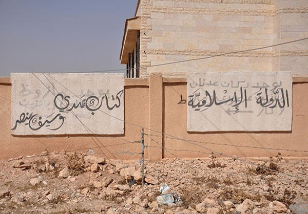 “Sau cuộc giao tranh ác liệt với IS, lực lượng chính phủ Damascus đã giành lại ngôi làng Abu Dali al-Sharqi”, nguồn tin quân sự cho biết. Ảnh: FNA.