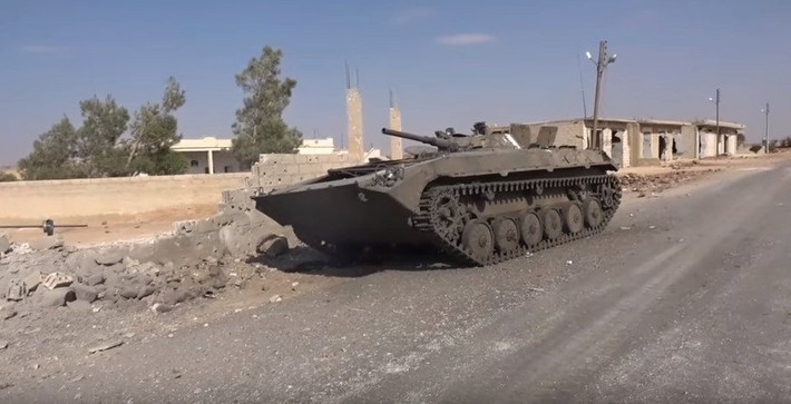 Lực lượng HTS tuyên bố chúng đã phá hủy một xe tăng của quân chính phủ Syria khi chiếc xe đang tiến về đỉnh đồi chiến lược Tall Aswad ở Bắc Hama. Ảnh: AMN.
