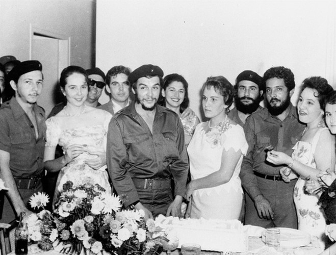 Thiếu tá Ernesto Che Guevara, 34 tuổi, trong đám cưới với bà Aleida Guevara tại pháo đài La Cabana năm 1959. Ảnh: AP.