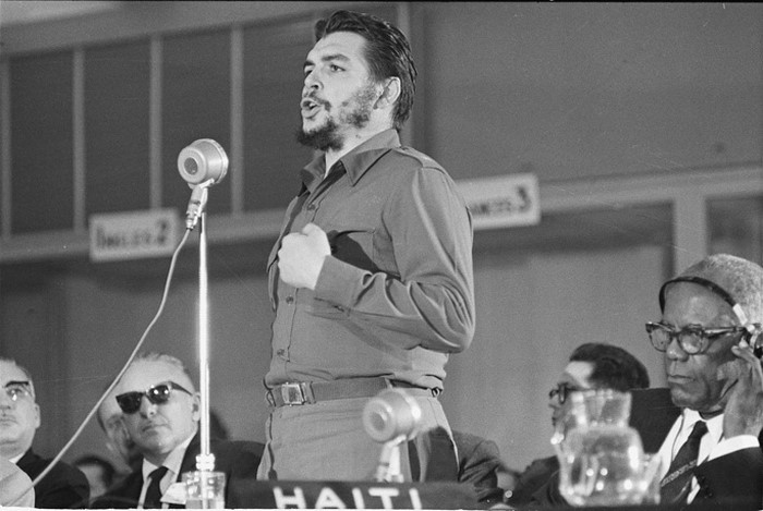 Bộ trưởng Kinh tế Cuba Che Guevara phát biểu trong Diễn đàn Kinh tế Xã hội Liên châu Mỹ tại Punta del Este, Uruguay năm 1961. Ảnh: AP.
