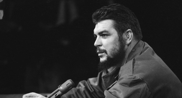Năm 1965, Che Guevara rời Cuba đến Congo để hỗ trợ cuộc cách mạng tại đây, sau đó ông đến Bolivia và không may sa vào tay quân đội chính quyền được CIA của Mỹ hậu thuẫn. Ông bị hành quyết vào ngày 9/10/1967 ở tuổi 39. Ảnh: AP.