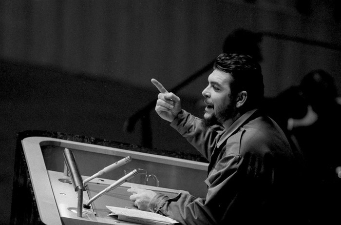 Bộ trưởng Công nghiệp Cuba Che Guevara phát biểu trước Đại Hội đồng Liên Hợp Quốc năm 1964. Tại đây, ông lên án việc Mỹ xâm phạm lãnh thổ Cuba và lên án hành động của Mỹ tại Congo, Việt Nam, Campuchia và Lào. Ảnh: AP.