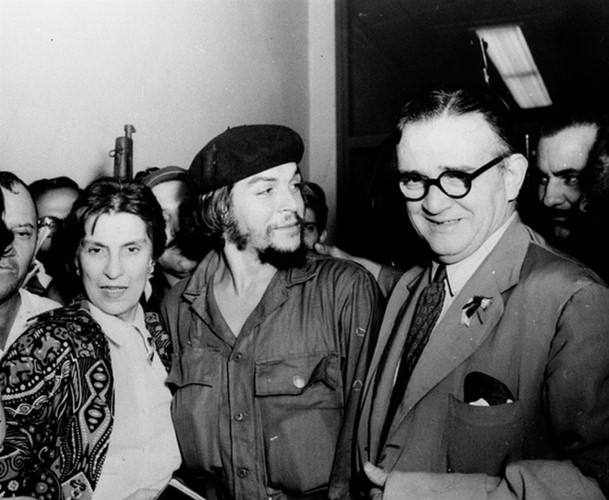 Trong 2 năm 1952-1953, Che Guevara đi khắp Mỹ Latin và cảm thấy bị sốc với tình trạng bất công sâu sắc tại nhiều quốc gia trong khu vực. Ông tin tưởng sâu sắc rằng chỉ có cách mạng vũ trang mới giúp thay đổi thực trạng xã hội Mỹ Latin vào thời điểm đó. Trong ảnh: Che Guevara được cha mẹ ông đón tại sân bay Havana, Cuba, 1959.