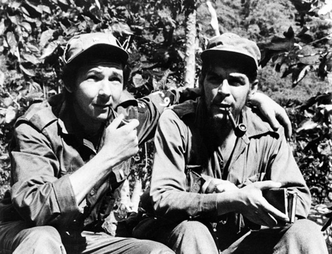 Lãnh tụ Cuba Fidel Castro từng ca ngợi Che Guevara là "nghệ sĩ chiến tranh du kích". Trong ảnh: 2 ông Fidel Castro và Che Guevara tại căn cứ cách mạng Sierra de Cristal, phía Nam thủ đô Havana năm 1958. Ảnh: AP.