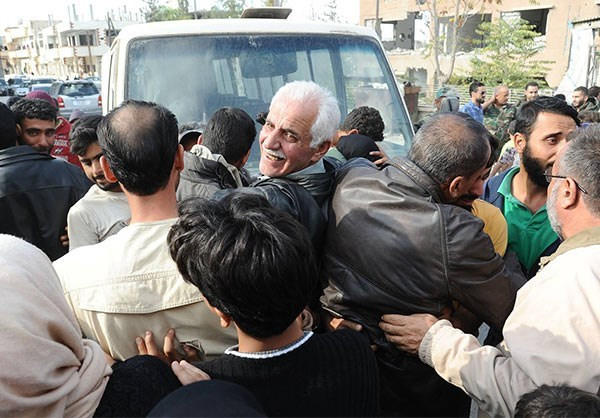 Hãng Fars (Iran) đưa tin, Quân đội Syria giải cứu hàng chục nam thanh niên bị phiến quân IS bắt cóc trước đó ở thị trấn Al-Qaryatayn. Ảnh: FNA.