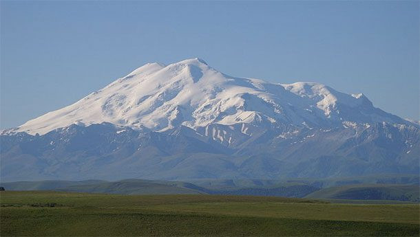 Với chiều cao 5.642 mét, Elbrus là đỉnh núi cao nhất Châu Âu. Đỉnh Elbrus là một đỉnh núi nằm ở miền tây dãy núi Kavkaz tại nước cộng hòa tự trị Kabardino-Balkaria thuộc Liên bang Nga. Ảnh: List25.