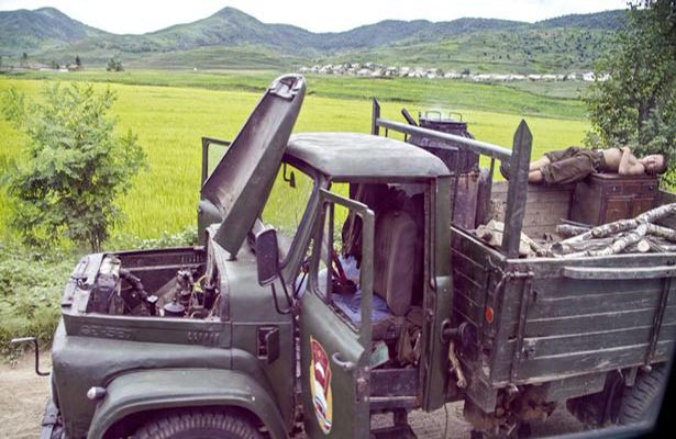 Binh sĩ Triều Tiên tranh thủ nằm ngủ ngay trên xe. Ảnh: Mirror.