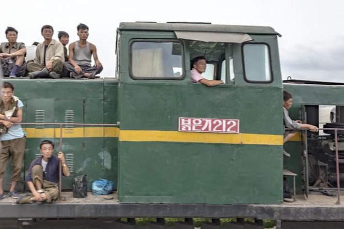“Về cơ bản, năng lực quân sự của Triều Tiên vẫn yếu hơn nhiều so với Hàn Quốc và Mỹ”, nhiếp ảnh gia nói thêm. Ảnh: Mirror.