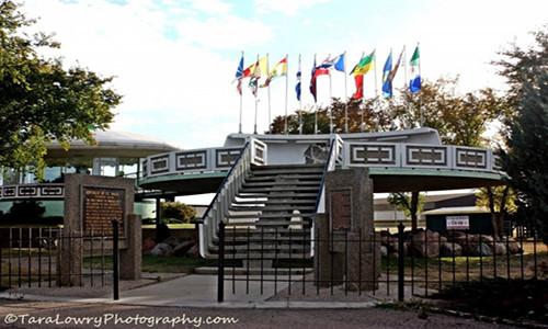 Mô hình UFO đầu tiên trên thế giới được xây dựng ở St. Paul, Alberta. Đây là một trong những những điều thú vị về Canada.