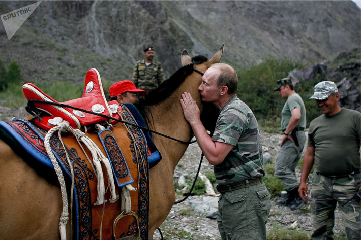 Ông Putin, khi đó là Thủ tướng Nga, hôn chú ngựa trong chuyến thăm Cộng hòa Tuva thuộc Nga năm 2008. Ảnh: Sputnik.