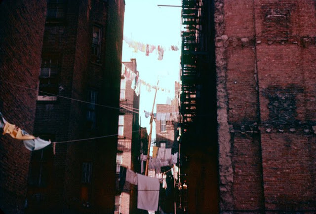 Người dân phơi đồ trong khu dân cư ở Manhattan năm 1958. Ảnh: VT.