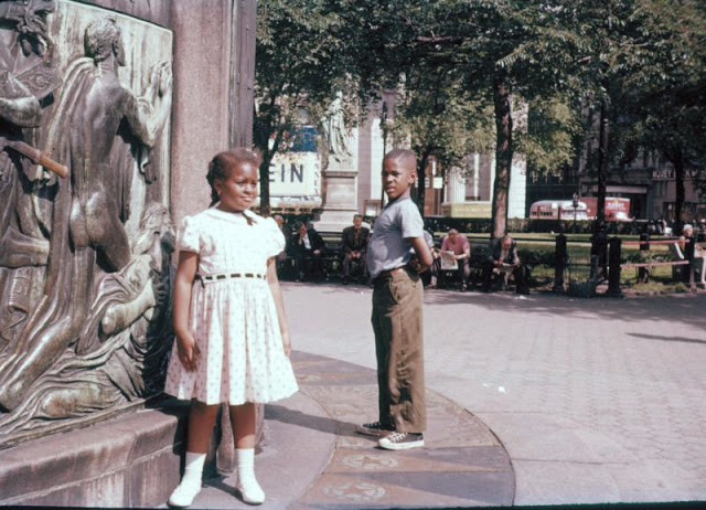 Công viên phía sau thư viện công cộng New York hồi cuối những năm 1950. Ảnh: VT.