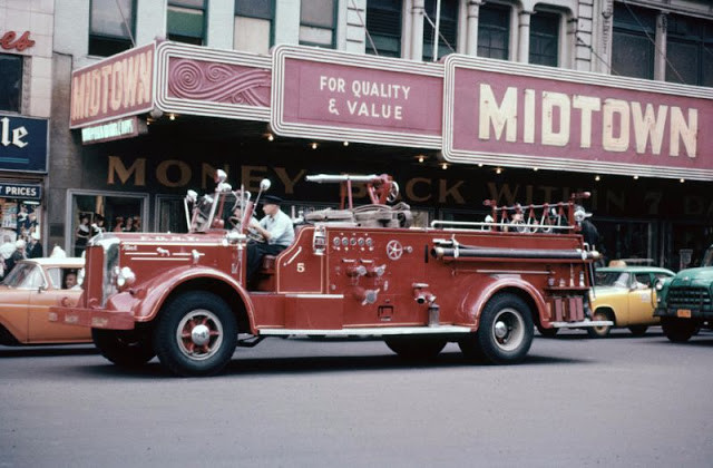 Những bức ảnh về cuộc sống ở New York hồi cuối thập niên 1950 do Dick Leonhardt ghi lại. Ảnh: VT.