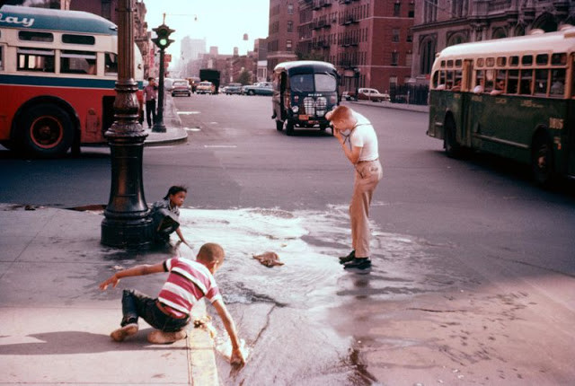 Hai em nhỏ đùa nghịch trên đường phố Manhattan hồi tháng 7/1958. Ảnh: VT.