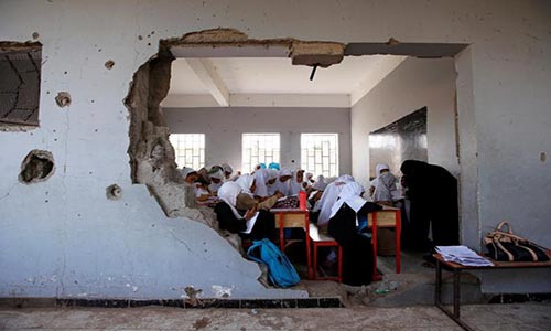 Các lớp học trong vùng chiến sự ở Syria, Yemen và Iraq thu hút rất nhiều học sinh. Ảnh: Một lớp học toàn nữ trong ngôi trường bị chiến tranh tàn phá ở thành phố cảng Hodeidah, Yemen, hồi tháng 10/2017. Ảnh: Reuters.